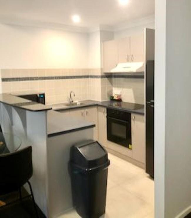 Kitchen or kitchenette, dishwasher, stove