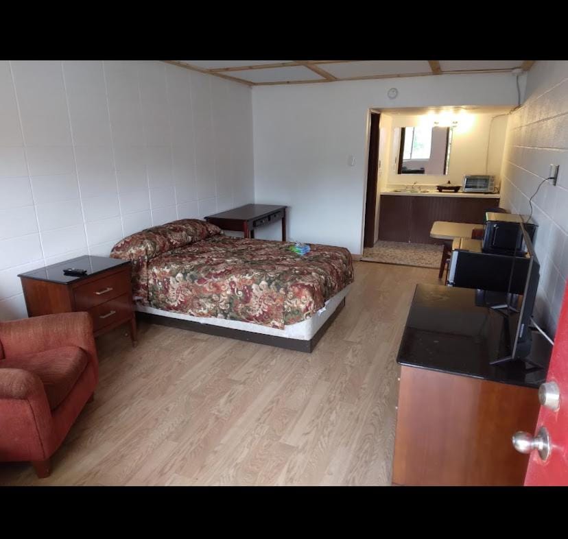 Saint Roberts Town and Village Motel Hotel in Saint Robert