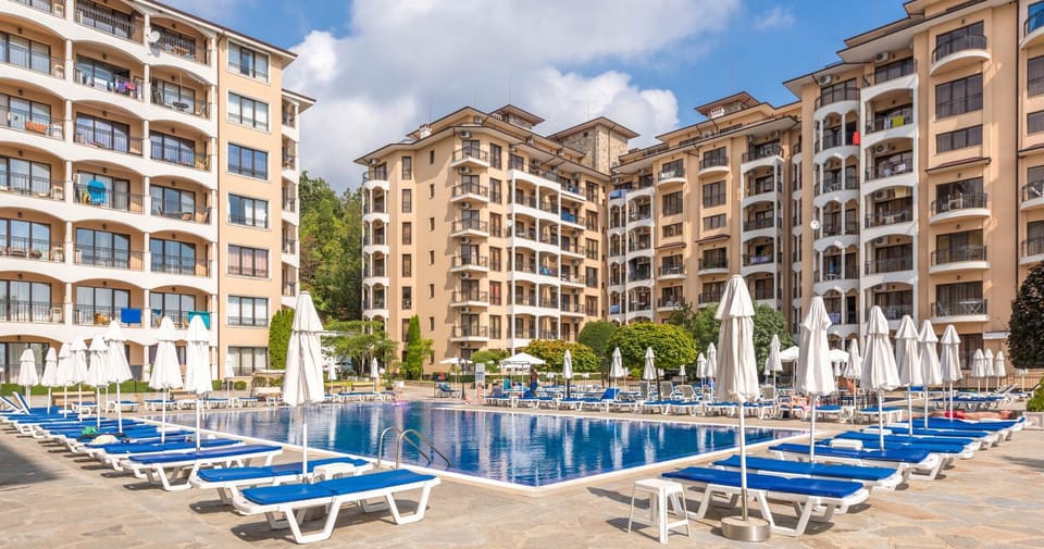 Property building, Day, Pool view, Swimming pool, Location, sunbed