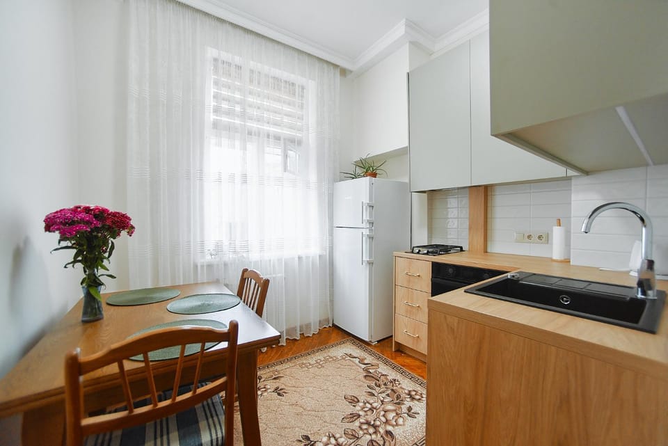 Kitchen or kitchenette, Dining area