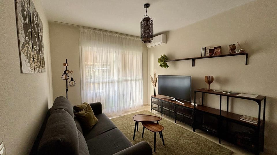 Communal lounge/ TV room, TV and multimedia, Living room, Seating area, Evening entertainment