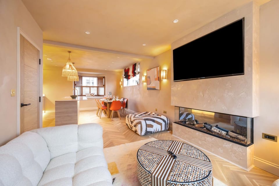 Communal lounge/ TV room, TV and multimedia, Living room, Seating area, Evening entertainment, Dinner