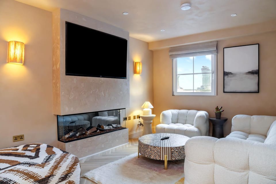 Communal lounge/ TV room, TV and multimedia, Seating area