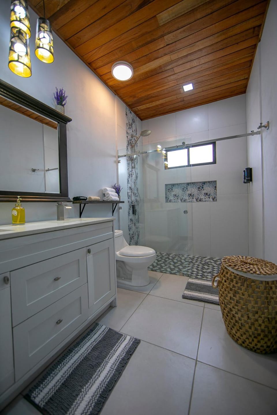 La Azulada-5min La Fortuna, King beds, pool, BBQ House in Alajuela Province