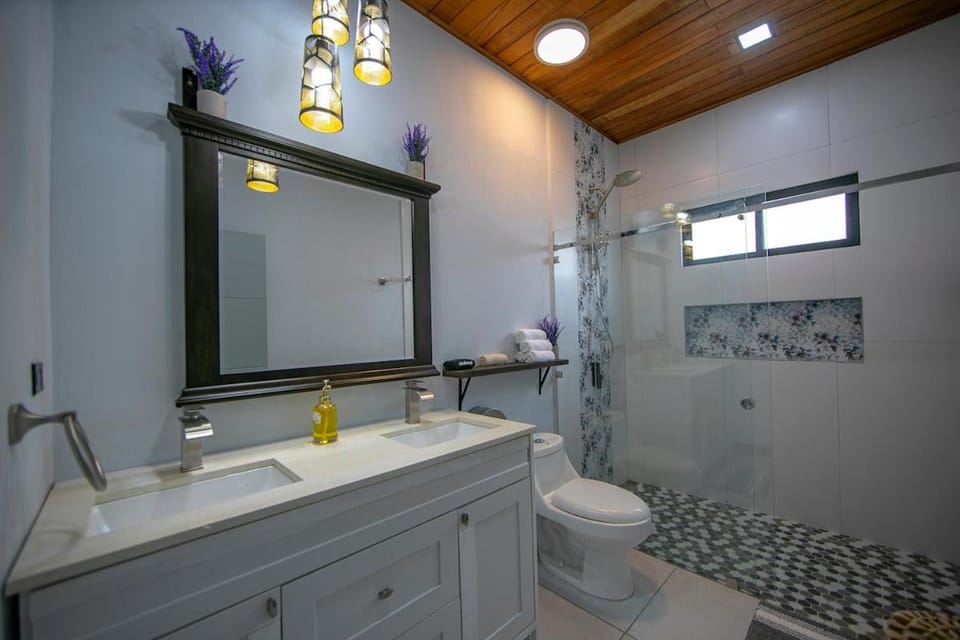 La Azulada-5min La Fortuna, King beds, pool, BBQ House in Alajuela Province