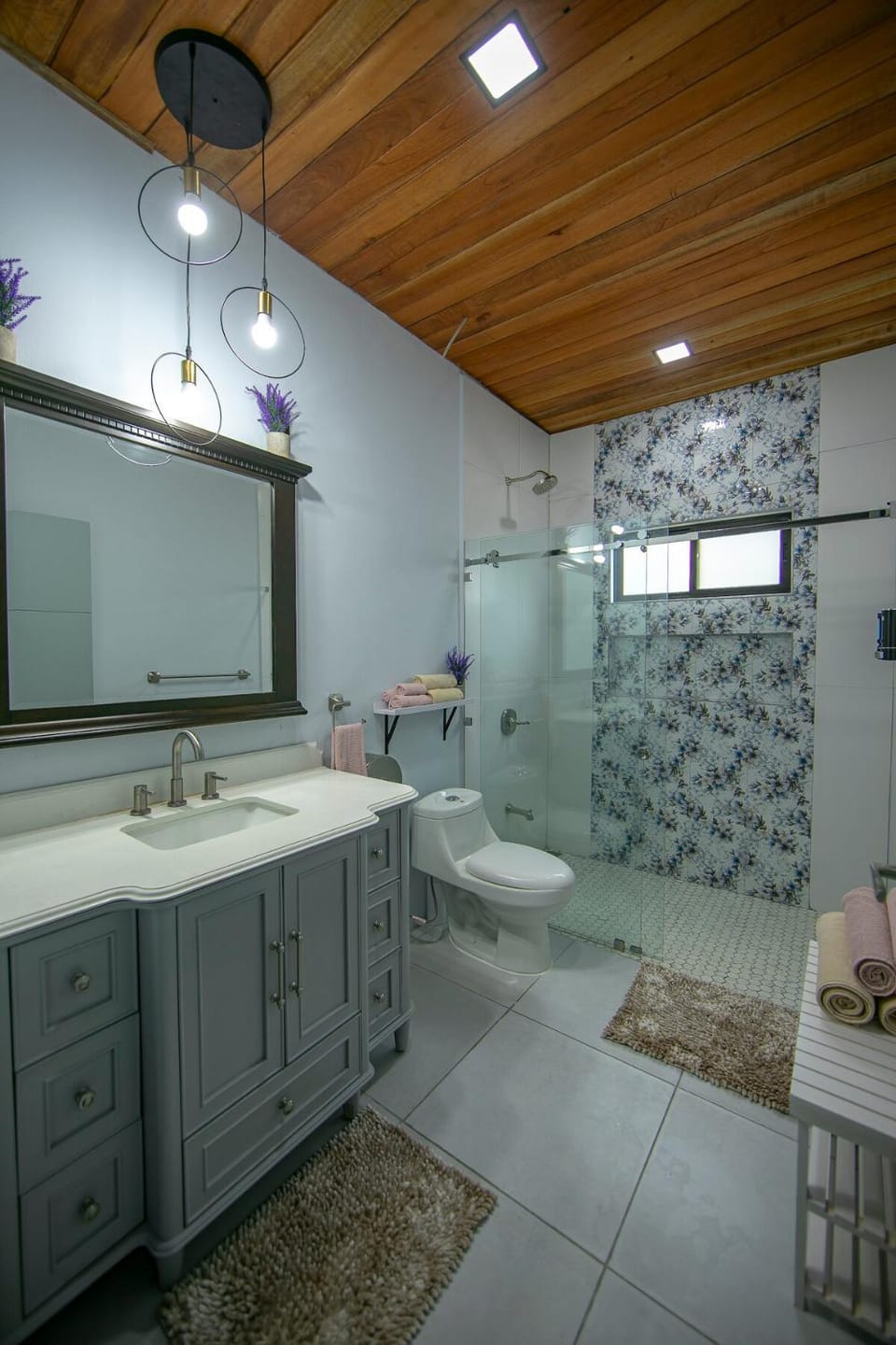 La Azulada-5min La Fortuna, King beds, pool, BBQ House in Alajuela Province
