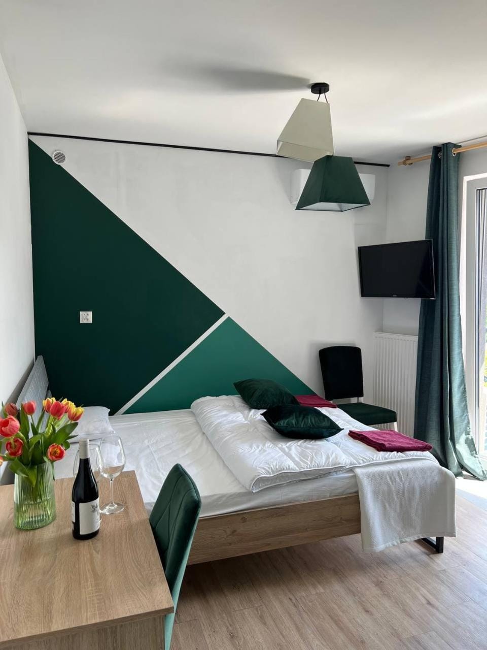 Bed, TV and multimedia, Bedroom, towels