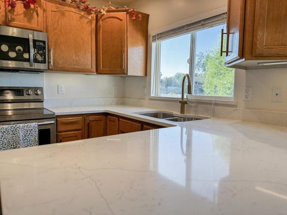 Family Retreat Near SLC Airport 6 BR 3 Bath House in West Valley City
