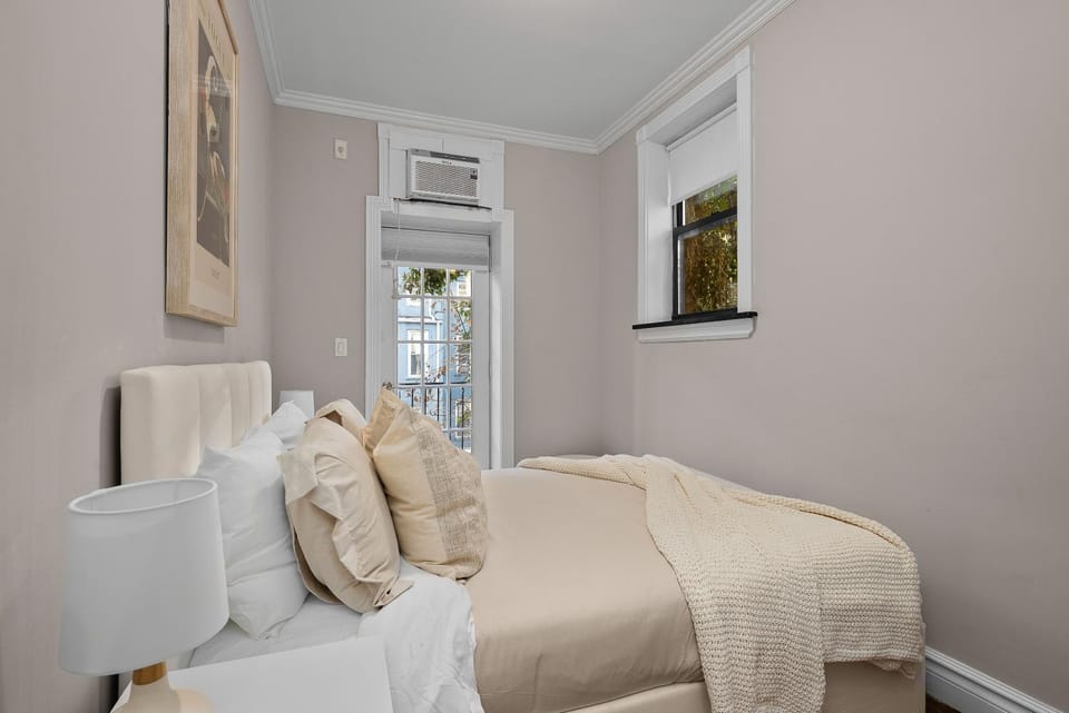 Bed, TV and multimedia, Photo of the whole room, Bedroom, air conditioner