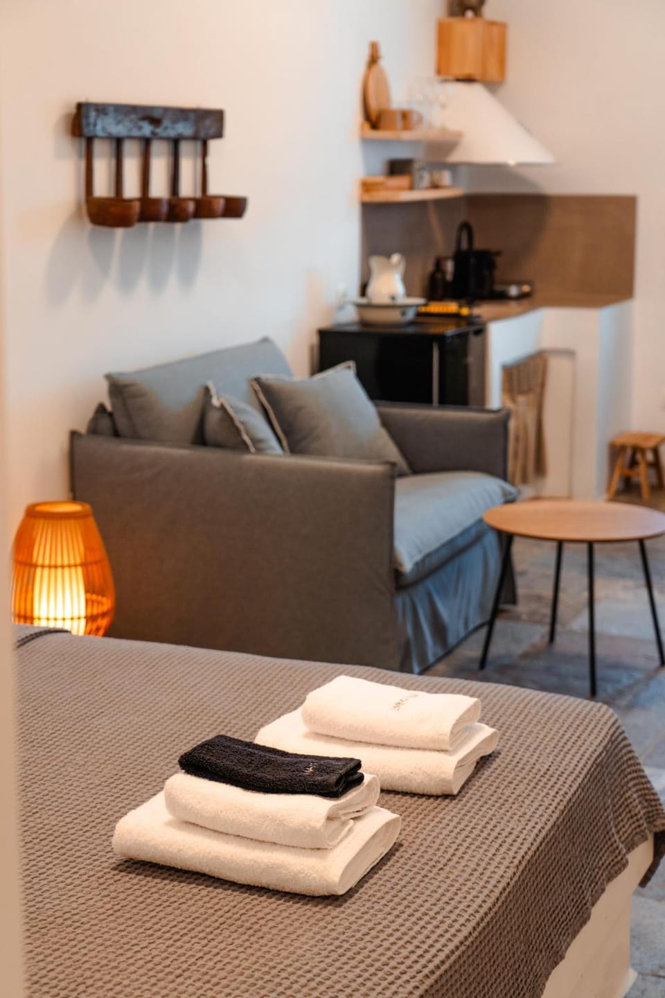 Photo of the whole room, Seating area