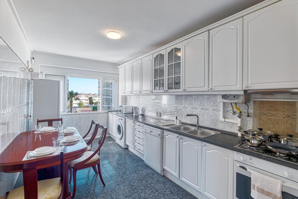 Kitchen or kitchenette, Kitchen or kitchenette, Dining area, oven, stove