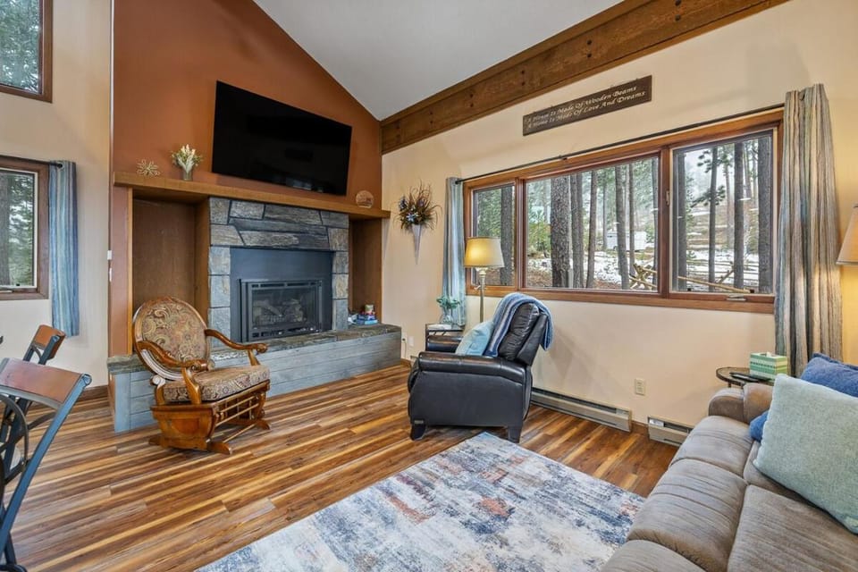 Communal lounge/ TV room, TV and multimedia, Living room, Seating area, Evening entertainment