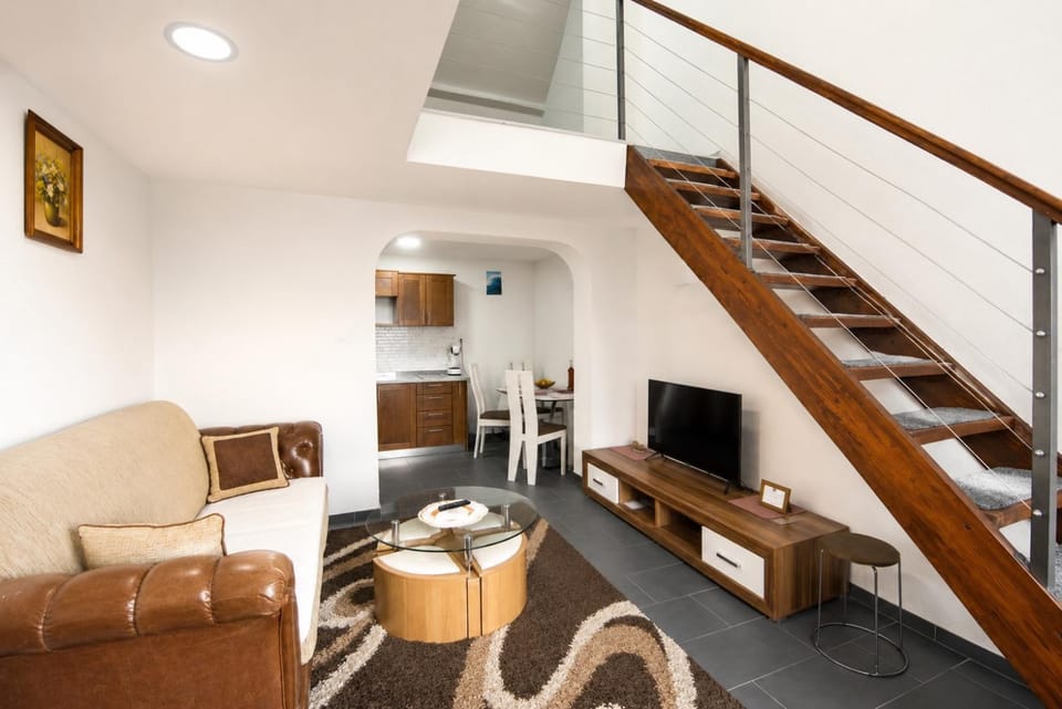 TV and multimedia, Kitchen or kitchenette, Living room, Seating area, Dining area