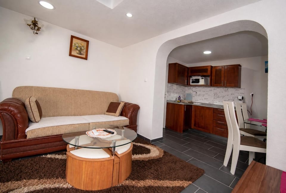 Kitchen or kitchenette, Living room, Seating area, Dining area, pet friendly