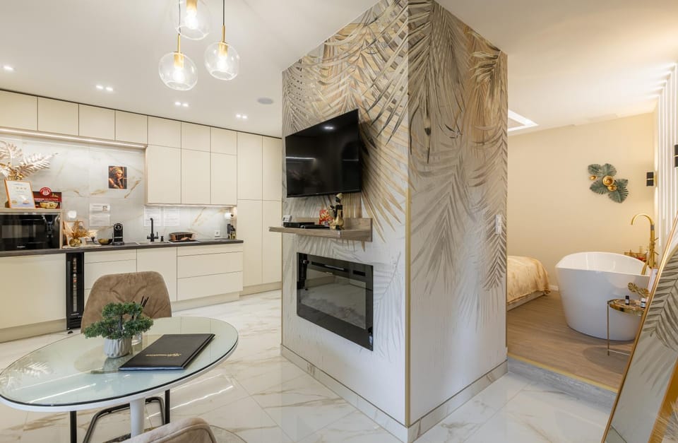 TV and multimedia, Coffee/tea facilities, Kitchen or kitchenette, Living room, Dining area, stove, toaster