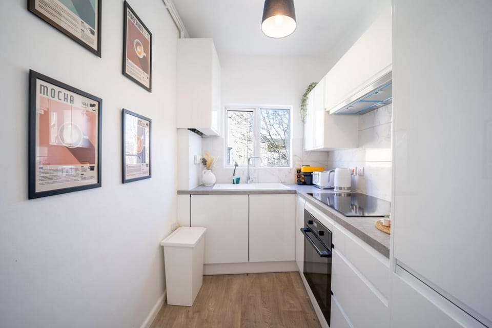 Larkhall Retreat- Village Centre, Parking, 4K TVs, 10mins To City Centre Apartment in Bath