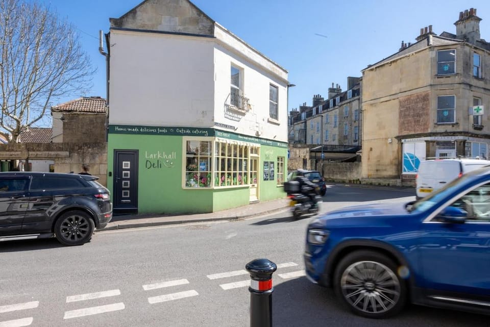 Larkhall Retreat- Village Centre, Parking, 4K TVs, 10mins To City Centre Apartment in Bath