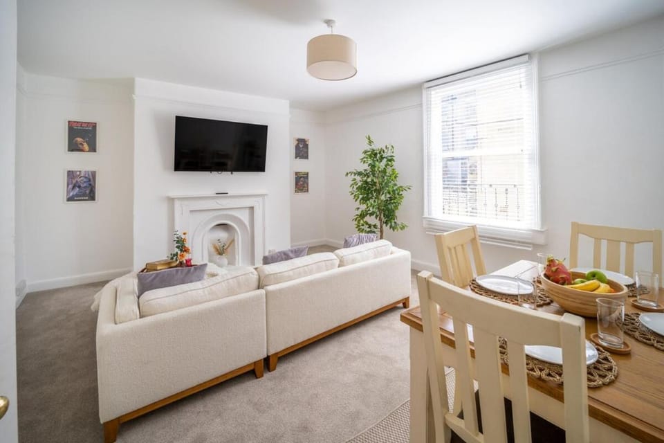 Larkhall Retreat- Village Centre, Parking, 4K TVs, 10mins To City Centre Apartment in Bath