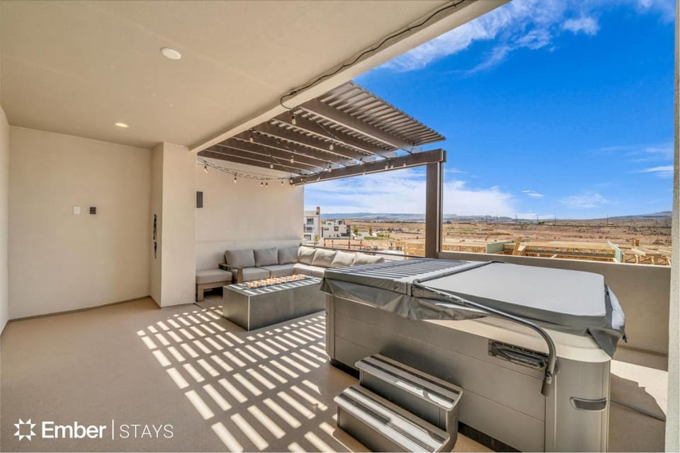 Desert Color Escape by Ember Stays House in St George