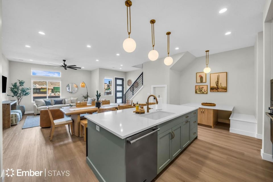 Desert Color Escape by Ember Stays House in St George