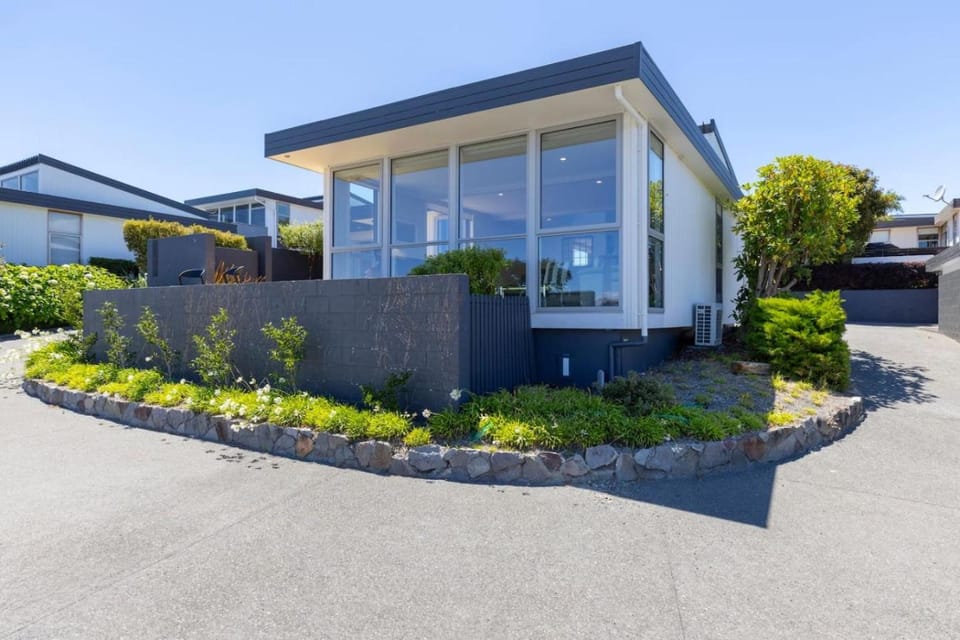 Lakeview Retreat With Private Geothermal Pool House in Taupo