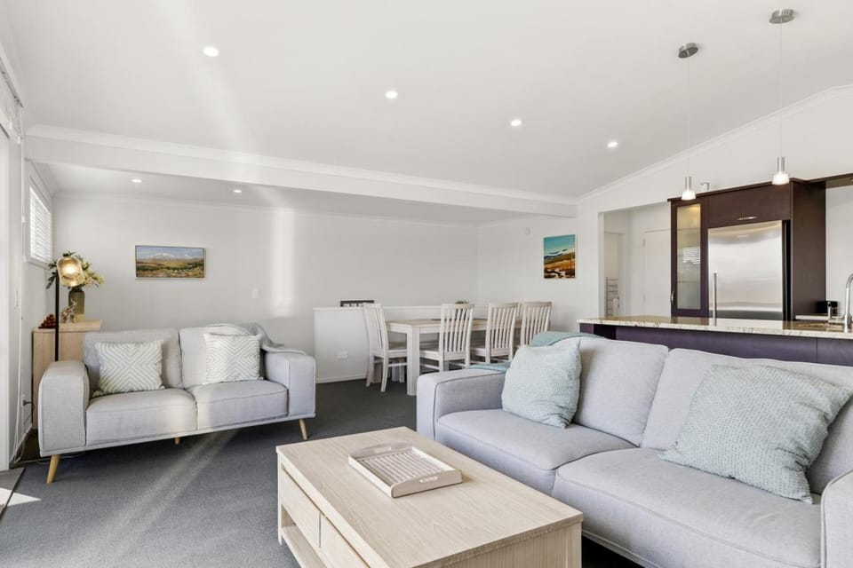 Villa at the Lake - Elegant 3BR Retreat Steps from Lake Taupō House in Taupo