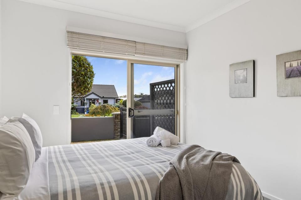 Villa at the Lake - Elegant 3BR Retreat Steps from Lake Taupō House in Taupo