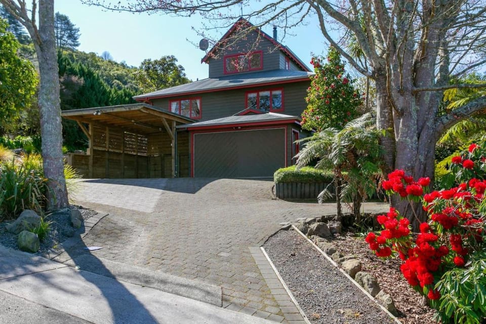 Property building, Day, Natural landscape, Garden view, Parking