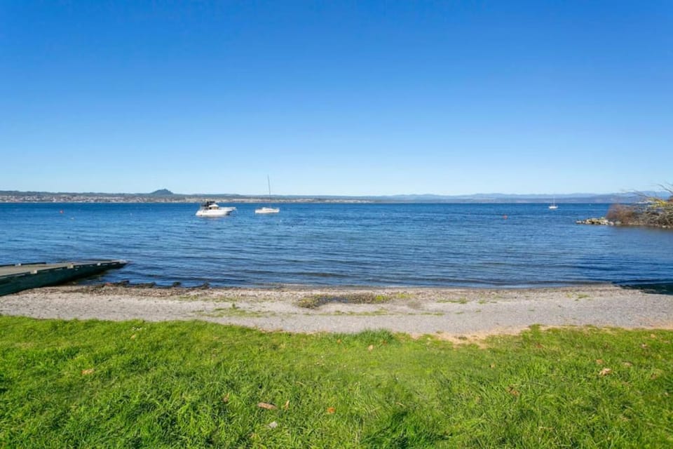 Lago Vista - Modern Private Retreat With Balcony and Lake Views Apartment in Taupo