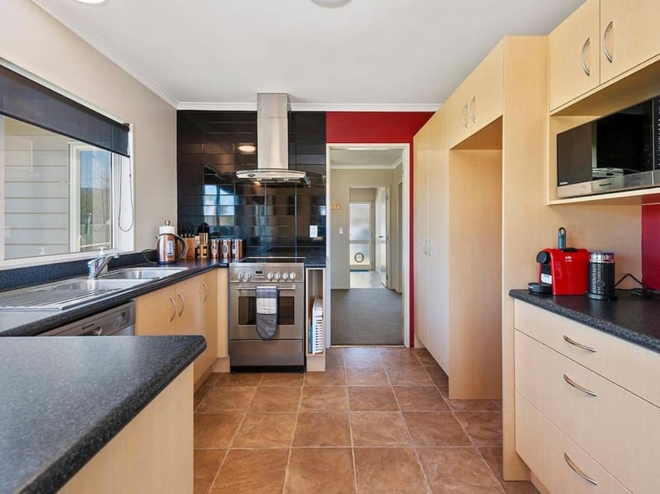 Family-Friendly Stay With BBQ Deck and Fireplace House in Taupo