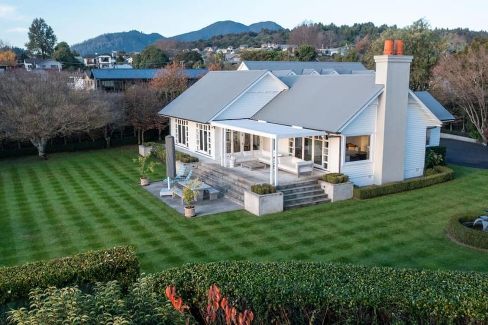 Norfolk House, Luxury Villa With Spa and Lake Views House in Taupo