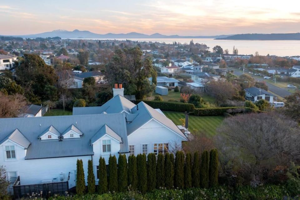 Norfolk House, Luxury Villa With Spa and Lake Views House in Taupo