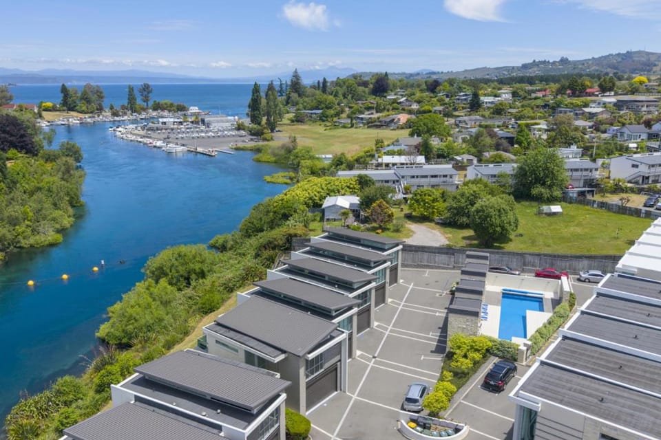 Riverside Apartment With Pool and Lake Access Apartment in Taupo