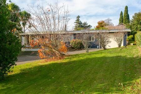 Bellbird Cottage With Lake and Mountain Views House in Taupo