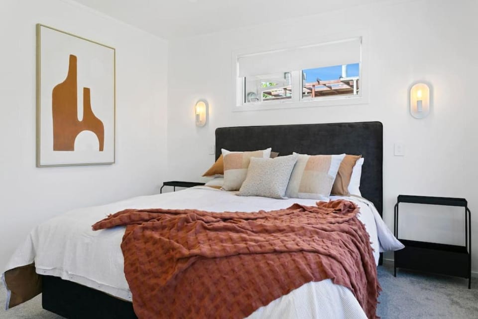 Central Stylish Taupo Retreat With BBQ and Private Garden House in Taupo