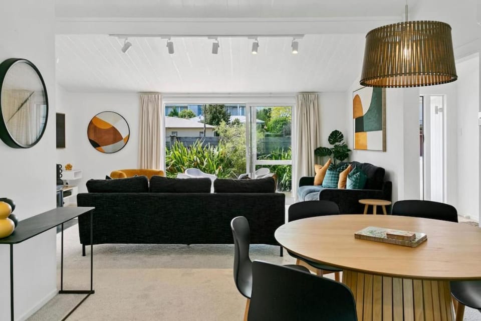 Central Stylish Taupo Retreat With BBQ and Private Garden House in Taupo