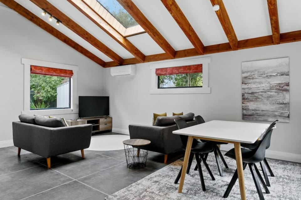 Central and Cozy 2BR Retreat With Parking and Free Wifi House in Taupo