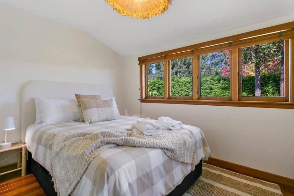 Huia Haven, Rustic Garden Retreat With King Suite House in Taupo