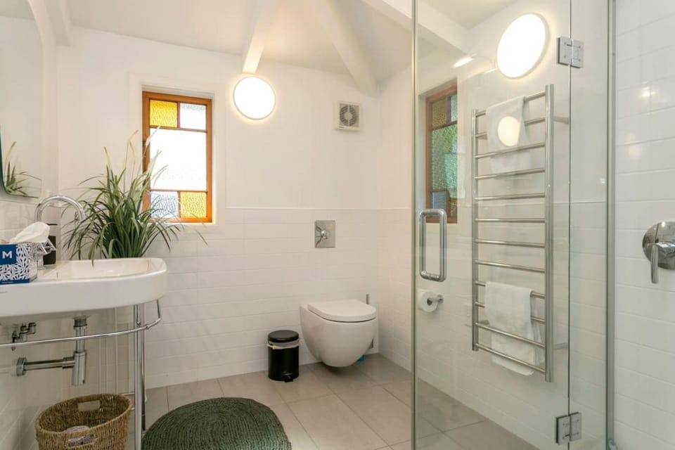 Huia Haven, Rustic Garden Retreat With King Suite House in Taupo