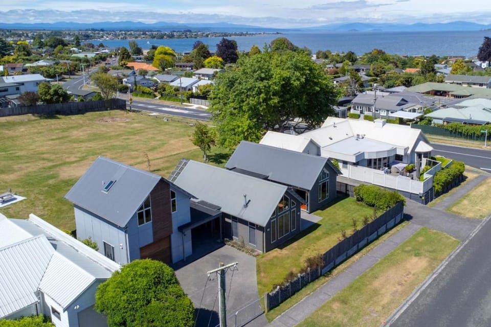 Property building, Nearby landmark, Street view, Location