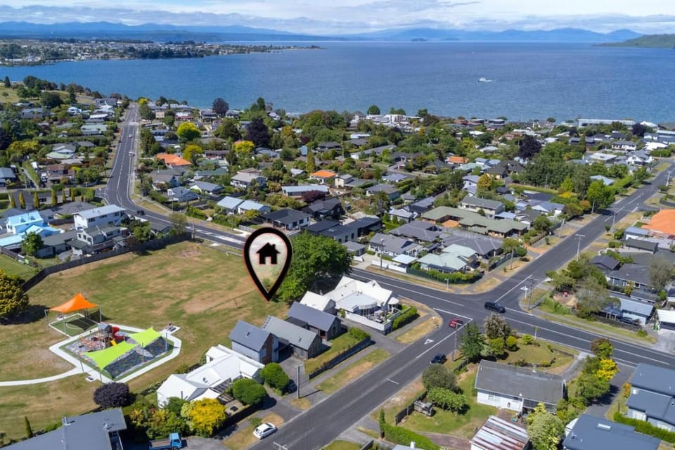 Nearby landmark, Neighbourhood, Bird's eye view, Location