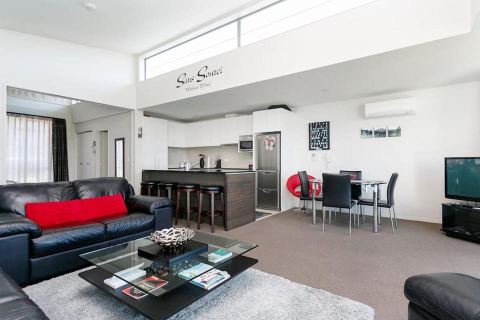TV and multimedia, Kitchen or kitchenette, Living room, Dining area