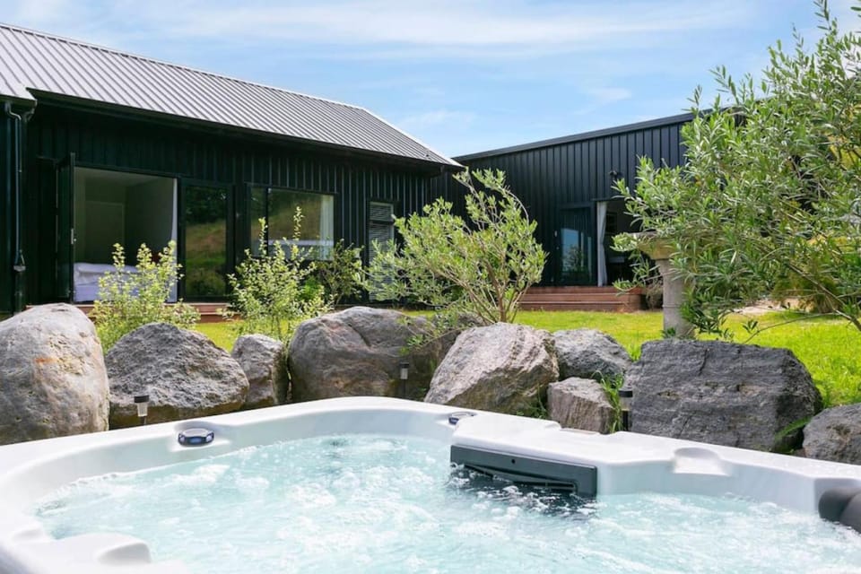 Peaceful Luxury Retreat with Lake Views and Spa Pool House in Taupo