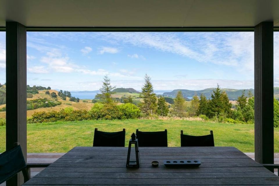 Peaceful Luxury Retreat with Lake Views and Spa Pool House in Taupo