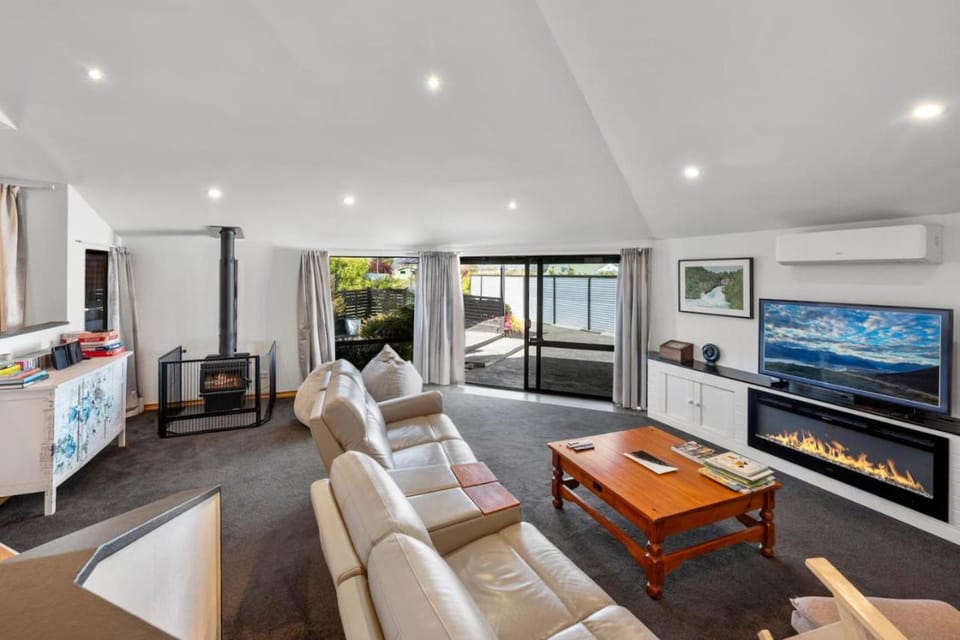 Te Aroha Whare, Cozy 3BR Retreat With Garage and BBQ House in Taupo