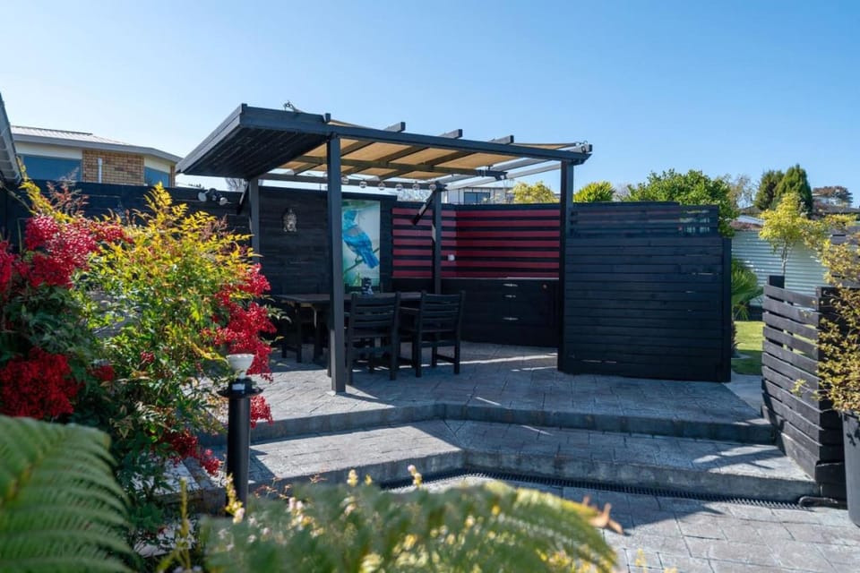 Te Aroha Whare, Cozy 3BR Retreat With Garage and BBQ House in Taupo