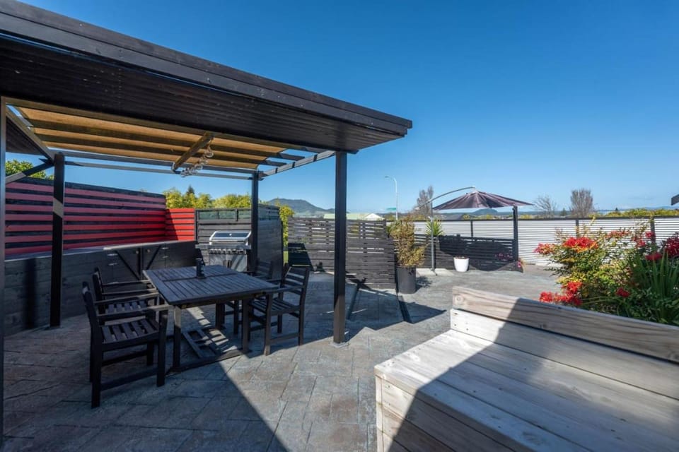 Te Aroha Whare, Cozy 3BR Retreat With Garage and BBQ House in Taupo
