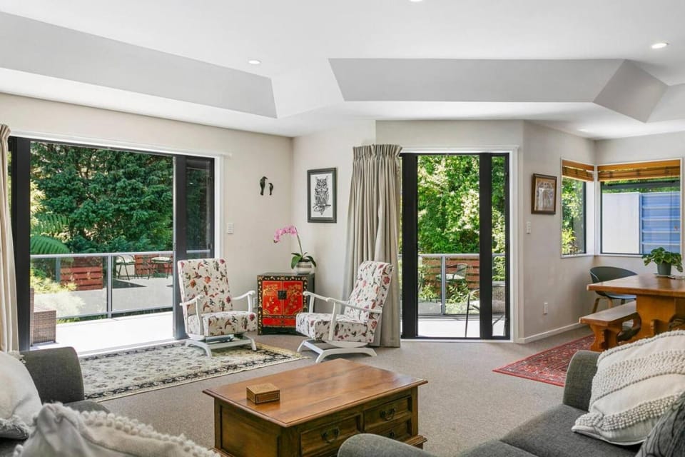 Treetop Living, Peaceful 4BR With Scenic Bush Views House in Taupo