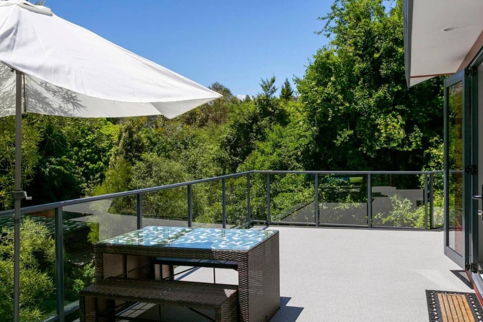 Treetop Living, Peaceful 4BR With Scenic Bush Views House in Taupo