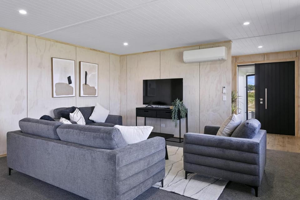 TV and multimedia, Living room, Seating area, Evening entertainment